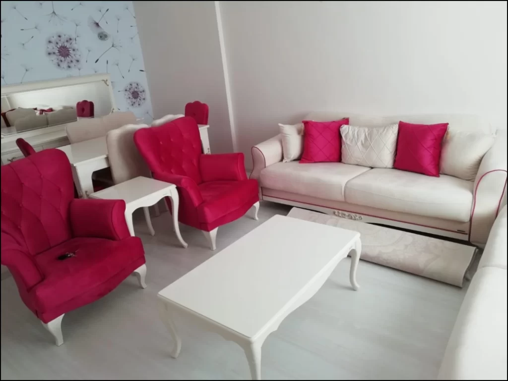 İstanbul ikinci el ofis mobilyası konusunda geniş ürün yelpazesinin mevcut olduğu bir şehir olarak ön plana çıkmaktadır. İkinci el ofis mobilyası, daha önce